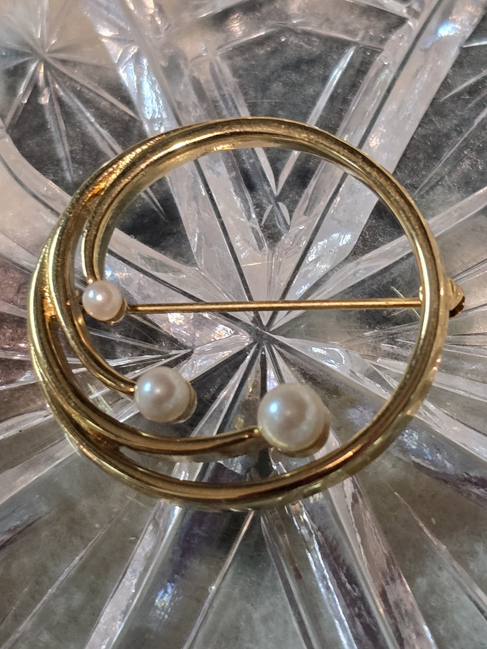Monet Vintage Gold 1.25" Pearl Circle Brooch - Classic Women's Jewelry